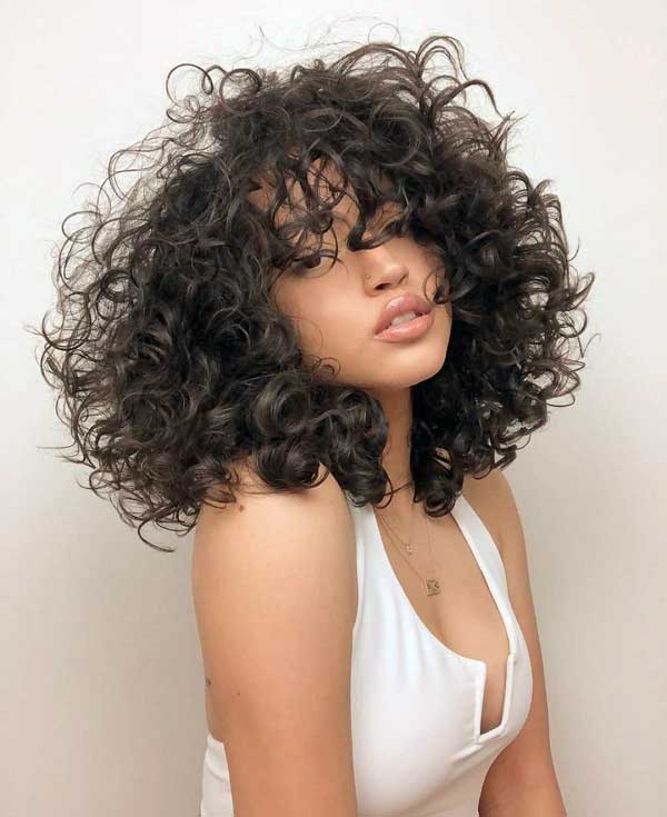 medium-curly-hair-bangs-hairstyle 