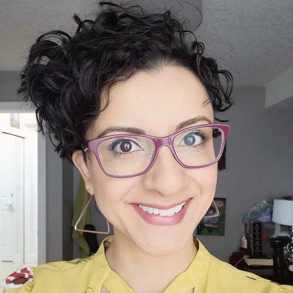 round-face-curly-pixie-cut