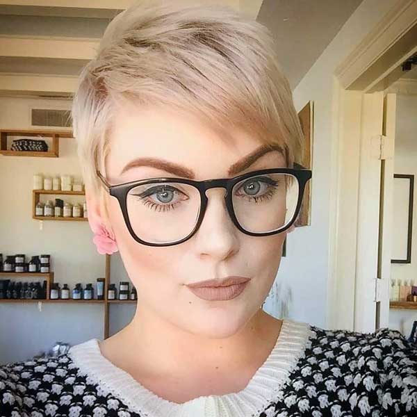 round-face-pixie-cut-with-glasses