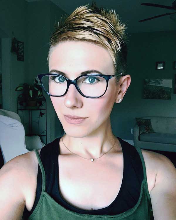 round-face-pixie-cut-with-glasses