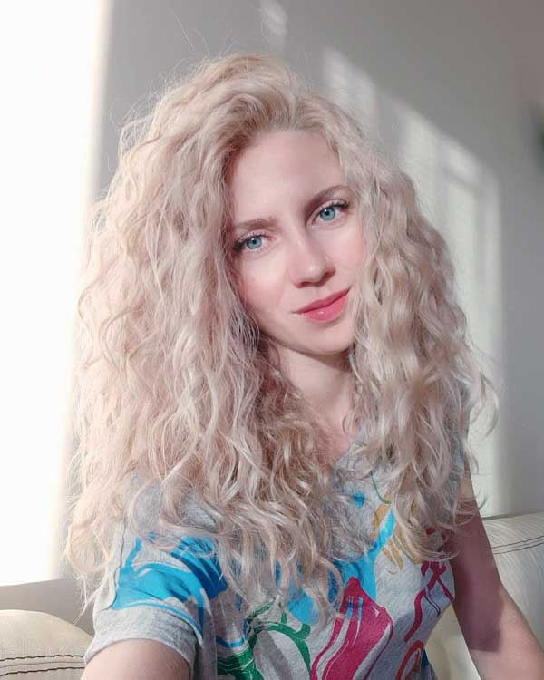 long-blonde-curly-hair