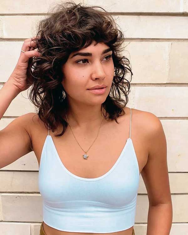 short-curly-hair-with-bangs-and-layers-classiclois_hairstylist