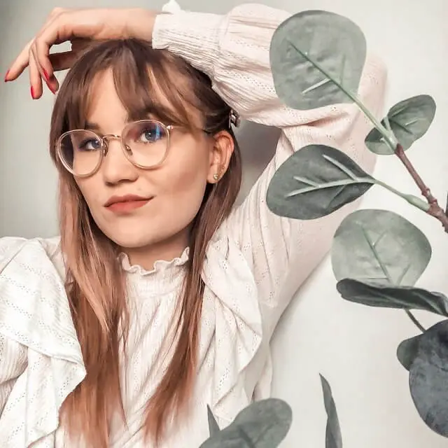 bangs for oval face with glasses