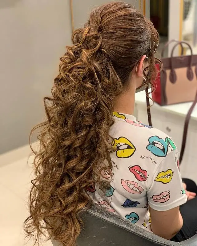 messy curly ponytail