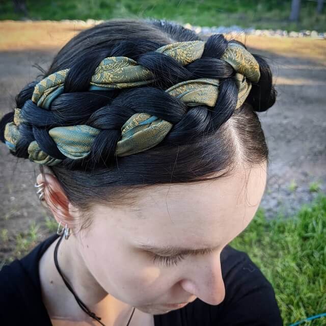 knotted milkmaid braid