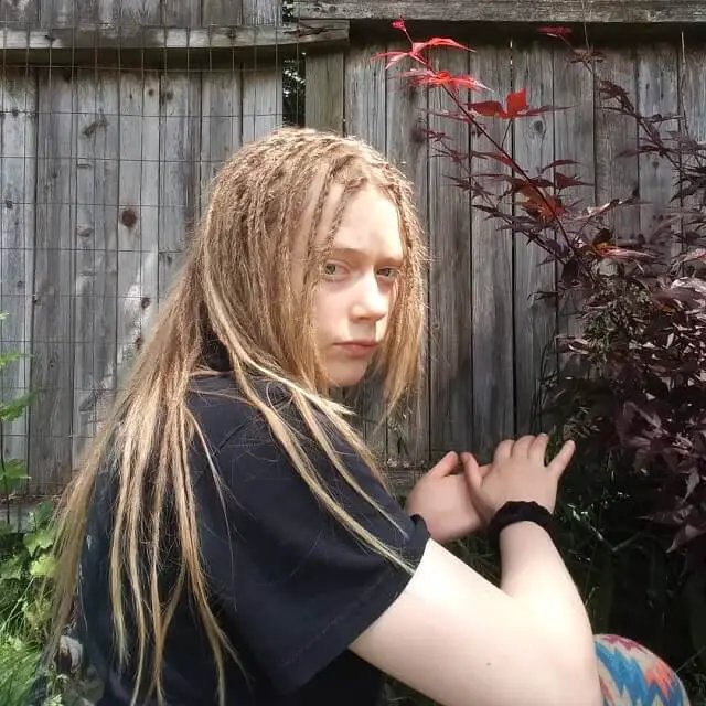 micro dreads white girl