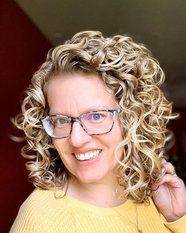 curly hairstyles for over 50 with glasses