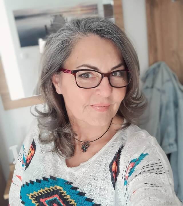 layered hairstyles for over 50 with glasses