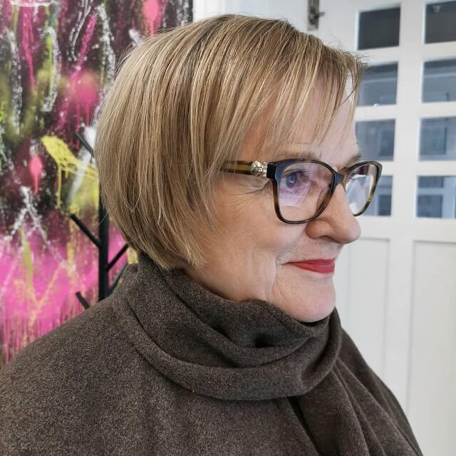  short hairstyles for over 50 with glasses     