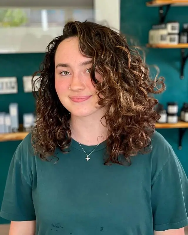 shoulder length curly hair balayage