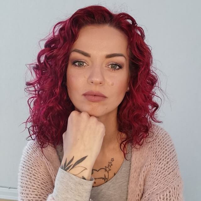 shoulder length curly red hair 